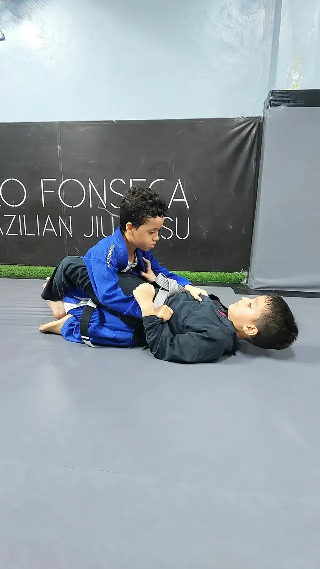 Crianças treinando Jiu-Jitsu